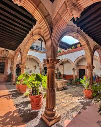 Tour por la "Casa de los once patios"